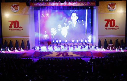 Chương trình văn nghệ đặc biệt tại Lễ kỷ niệm. Ảnh: Doãn Tấn - TTXVN Chương trình văn nghệ đặc biệt tại Lễ kỷ niệm. Ảnh: Doãn Tấn - TTXVN