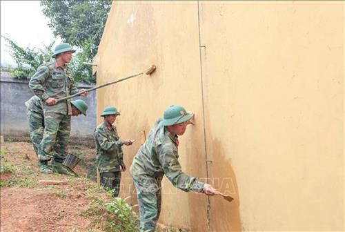 Các chiến sĩ sơn lại Điểm trường bản Huổi Chan 2. Ảnh: Xuân Tư – TTXVN Các chiến sĩ sơn lại Điểm trường bản Huổi Chan 2. Ảnh: Xuân Tư – TTXVN