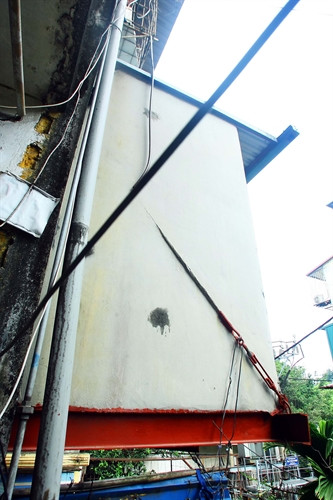 Phần diện tích cơi nới được làm chắc chắn nhưng là nguyên nhân gây ra sự xuống cấp của khu chung cư (ảnh chụp tại khu tập thể Bộ Tư pháp).