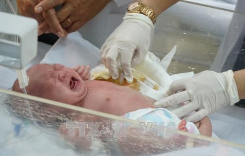 Các bác sĩ Bệnh viện Nhi Đồng 1 thăm khám cho bệnh nhi. Ảnh: Phương Vy-TTXVN