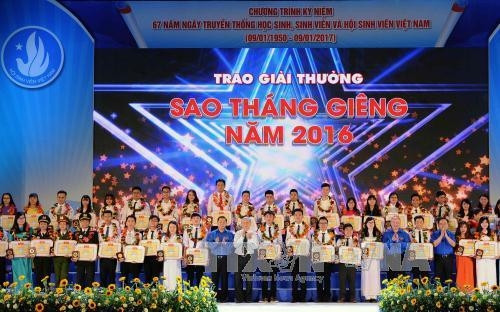Trao giải thưởng “Sao Tháng giêng” năm 2016 cho các sinh viên tại buổi lễ. Ảnh: An Hiếu – TTXVN