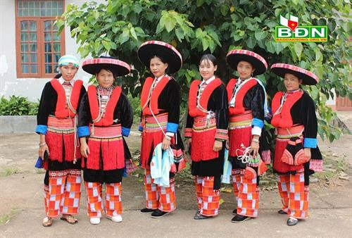 Phụ nữ Dao đỏ thường mặc những bộ trang phục với trang sức bằng bạc cầu kỳ trong những dịp lễ hội đặc biệt Phụ nữ Dao đỏ thường mặc những bộ trang phục với trang sức bằng bạc cầu kỳ trong những dịp lễ hội đặc biệt