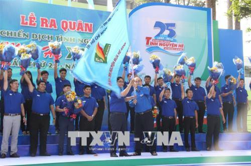 Đồng chí Nguyễn Thiện Nhân (bên phải), Ủy viên Bộ Chính trị, Bí thư Thành ủy Thành phố Hồ Chí Minh trao cờ xuất quân Chiến dịch tình nguyện "Mùa hè Xanh" lần thứ 25. Ảnh: Xuân Dự - TTXVN Đồng chí Nguyễn Thiện Nhân (bên phải), Ủy viên Bộ Chính trị, Bí thư Thành ủy Thành phố Hồ Chí Minh trao cờ xuất quân Chiến dịch tình nguyện "Mùa hè Xanh" lần thứ 25. Ảnh: Xuân Dự - TTXVN