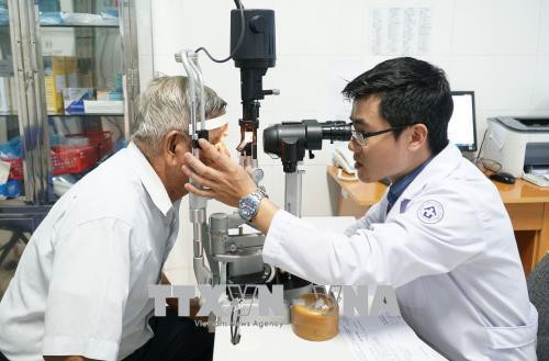 Khám mắt cho bệnh nhân tại Bệnh viện huyện Củ Chi. Ảnh: Phương Vy-TTXVN Khám mắt cho bệnh nhân tại Bệnh viện huyện Củ Chi. Ảnh: Phương Vy-TTXVN