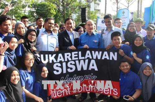 Đồng chí Nguyễn Thiện Nhân, Ủy viên Bộ Chính trị, Bí thư Thành ủy Thành phố Hồ Chí Minh cùng các chiến sĩ tình nguyện "Mùa hè Xanh" là sinh viên đến từ Malaysia. Ảnh: Xuân Dự - TTXVN Đồng chí Nguyễn Thiện Nhân, Ủy viên Bộ Chính trị, Bí thư Thành ủy Thành phố Hồ Chí Minh cùng các chiến sĩ tình nguyện "Mùa hè Xanh" là sinh viên đến từ Malaysia. Ảnh: Xuân Dự - TTXVN