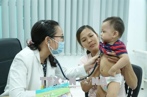 Chăm sóc khám bệnh cho bệnh nhi. Ảnh: Phương Vy-TTXVN Chăm sóc khám bệnh cho bệnh nhi. Ảnh: Phương Vy-TTXVN