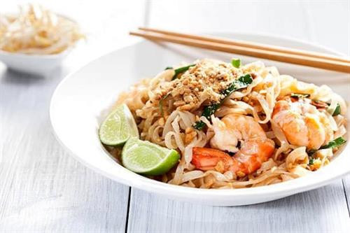 Đĩa pad Thai mầu sắc, hấp dẫn. Đĩa pad Thai mầu sắc, hấp dẫn.