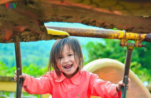 Cô bé người Dao hồn nhiên chơi đùa trong khu vui chơi cho trẻ em đã có phần xuống cấp.
