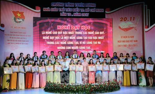 Trao bằng khen và biểu trưng cho các gương nhà giáo trẻ tiêu biểu. Ảnh: An Hiếu-TTXVN