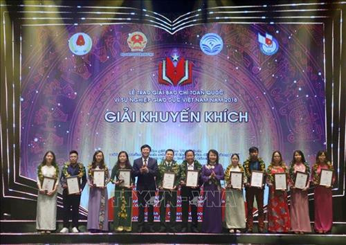 Các tác giả dành Giải Khuyến khích nhận giải. Ảnh: Thanh Tùng-TTXVN