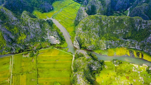 Đi trên dòng sông thơ mộng, qua các dãy núi đá vôi, du khách có thể ngắm nhìn những ruộng lúa hai bên thật hữu tình. Đi trên dòng sông thơ mộng, qua các dãy núi đá vôi, du khách có thể ngắm nhìn những ruộng lúa hai bên thật hữu tình.