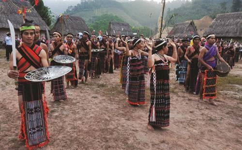 Đội hình múa Tân’tung da’dă sôi động, mạnh mẽ trên nền nhạc trống chiêng. Đội hình múa Tân’tung da’dă sôi động, mạnh mẽ trên nền nhạc trống chiêng.
