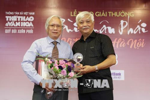 Ông Dương Trung Quốc, Phó Chủ tịch kiêm Tổng thư ký Hội Sử học Việt Nam trao Giải thưởng "Ý tưởng – Vì Tình yêu Hà Nội" cho PGS Nguyễn Văn Huy và các nhà khoa học với các đề xuất về di chỉ Vườn Chuối đã tác động tích cực, kịp thời vào công tác bảo tồn và phát huy di sản văn hóa Hà Nội. Ảnh: Dương Giang – TTXVN GS. KTS Hoàng Đạo Kính trao Giải thưởng ở hạng mục "Việc làm – Vì tình yêu Hà Nội" cho ông Quách Văn Địch, người hiến tặng hai mỏ neo cổ (theo giám định có thể niên đại từ thế kỷ XV) cho Hà Nội. Ảnh: Dương Giang – TTXVN Ông Ngô Văn Quý, Phó Chủ tịch UBND Thành phố Hà Nội trao Giải thưởng ở hạng mục "Việc làm – Vì tình yêu Hà Nội" cho UBND quận Hoàn Kiếm, Korea Foundation và UN-Habitat với Dự án “Phố bích họa Phùng Hưng”. Ảnh: Dương Giang – TTXVN Tổng Biên tập Báo Thể thao và Văn hóa Lê Xuân Thành, Trưởng Ban tổ chức trao Giải thưởng "Bùi Xuân Phái - Vì Tình Yêu Hà Nội" cho các tác giả, tác phẩm, ý tưởng. Ảnh: Dương Giang - TTXVN