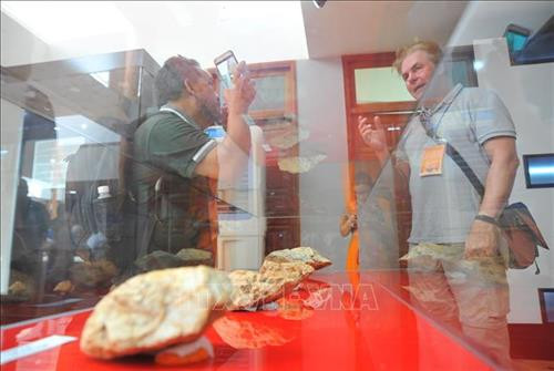 Một số hiện vật được tìm thấy tại các di chỉ khảo cổ. Ảnh: Hoài Nam – TTXVN Một số hiện vật được tìm thấy tại các di chỉ khảo cổ. Ảnh: Hoài Nam – TTXVN