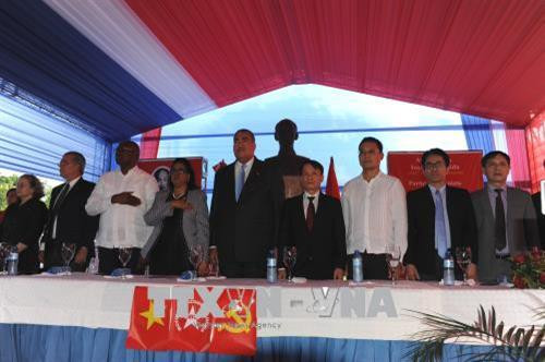 Đoàn đại biểu Đảng Cộng sản Việt Nam và các nhà hoạt động chính trị - xã hội Cộng hòa Dominicana làm lễ chào cờ. Ảnh Lê Hà - TTXVN Đoàn đại biểu Đảng Cộng sản Việt Nam và các nhà hoạt động chính trị - xã hội Cộng hòa Dominicana làm lễ chào cờ. Ảnh Lê Hà - TTXVN