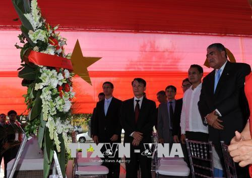 Ông Nguyễn Đức Lợi, Ủy viên Trung ương Đảng, Tổng Giám đốc Thông tấn xã Việt Nam, các đại biểu đặt vòng hoa trước Tượng đài Chủ tịch Hồ Chí Minh. Ảnh: Lê Hà - TTXVN Ông Nguyễn Đức Lợi, Ủy viên Trung ương Đảng, Tổng Giám đốc Thông tấn xã Việt Nam, các đại biểu đặt vòng hoa trước Tượng đài Chủ tịch Hồ Chí Minh. Ảnh: Lê Hà - TTXVN