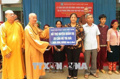 Hòa thượng Thích Chí Quảng trao tặng số tiền 1 tỷ đồng hỗ trợ xây dựng 20 căn nhà cho các hộ dân xã Lùng Tám, huyện Quản Bạ, bị ảnh hưởng do trận lũ quét lịch sử gây ra. Ảnh: Minh Tâm - TTXVN Hòa thượng Thích Chí Quảng trao tặng số tiền 1 tỷ đồng hỗ trợ xây dựng 20 căn nhà cho các hộ dân xã Lùng Tám, huyện Quản Bạ, bị ảnh hưởng do trận lũ quét lịch sử gây ra. Ảnh: Minh Tâm - TTXVN