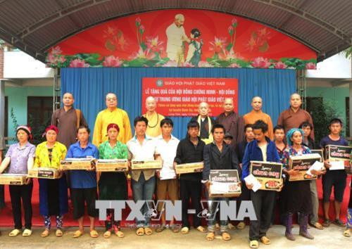 Lãnh đạo Giáo hội Phật giáo Việt Nam trao quà cho người dân xã Lùng Tám, bị thiệt hại nặng nề do mưa lũ gây ra. Ảnh: Minh Tâm - TTXVN Lãnh đạo Giáo hội Phật giáo Việt Nam trao quà cho người dân xã Lùng Tám, bị thiệt hại nặng nề do mưa lũ gây ra. Ảnh: Minh Tâm - TTXVN