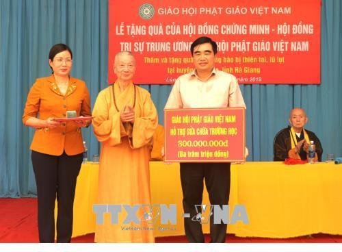 Hòa thượng Thích Chí Quảng trao tặng số tiền 300 triệu đồng hỗ trợ sửa chữa trường Phổ thông Dân tộc bán trú Trung học cơ sở xã Lùng Tám, huyện Quản Bạ, bị hư hỏng nặng do mưa lũ. Ảnh: Minh Tâm - TTXVN Hòa thượng Thích Chí Quảng trao tặng số tiền 300 triệu đồng hỗ trợ sửa chữa trường Phổ thông Dân tộc bán trú Trung học cơ sở xã Lùng Tám, huyện Quản Bạ, bị hư hỏng nặng do mưa lũ. Ảnh: Minh Tâm - TTXVN