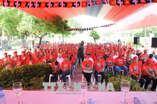 Khoảng 500 đảng viên và người ủng hộ MIU tham gia lễ tôn vinh Chủ tịch Hồ Chí Minh. Ảnh Lê Hà - TTXVN Khoảng 500 đảng viên và người ủng hộ MIU tham gia lễ tôn vinh Chủ tịch Hồ Chí Minh. Ảnh Lê Hà - TTXVN