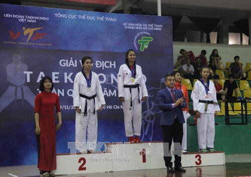 Trao Huy chương cho nội dung đối kháng nữ hạng cân 67 kg. Ảnh: Xuân Dự - TTXVN
