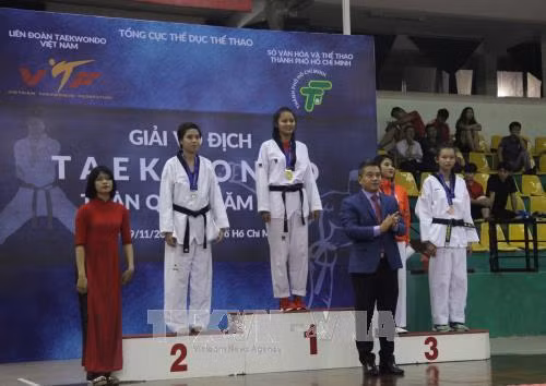 Trao Huy chương cho nội dung đối kháng nữ hạng cân 67 kg. Ảnh: Xuân Dự - TTXVN