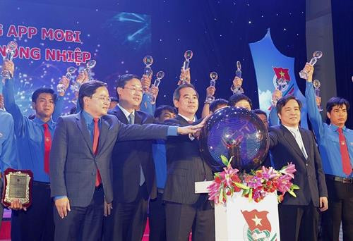 Trong buổi lễ trao giải thưởng Lương Định Của, các đại biểu nhấn nút khai trương ứng dụng điện thoại thông minh để chuyển giao tiến bộ khoa học kỹ thuật cho thanh niên và nhân dân. Ảnh: Văn Điệp – TTXVN Trong buổi lễ trao giải thưởng Lương Định Của, các đại biểu nhấn nút khai trương ứng dụng điện thoại thông minh để chuyển giao tiến bộ khoa học kỹ thuật cho thanh niên và nhân dân. Ảnh: Văn Điệp – TTXVN