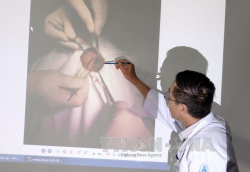 Bác sỹ Trần Châu Thái, Trưởng Đơn vị Mắt, Bệnh viện Nhi đồng 1 thông tin về ca phẫu thuật lấy viên bi trong mắt cho bệnh nhi Y Khương Mlo. Ảnh: Phương Vy-TTXVN.