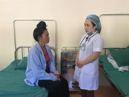 Bác sỹ trao đổi với bệnh nhân có thẻ bảo hiểm y tế đến khám chữa bệnh tại Bệnh viện đa khoa Sốp Cộp, Sơn La. Ảnh: Hữu Quyết - TTXVN Bác sỹ trao đổi với bệnh nhân có thẻ bảo hiểm y tế đến khám chữa bệnh tại Bệnh viện đa khoa Sốp Cộp, Sơn La. Ảnh: Hữu Quyết - TTXVN