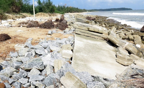 Sóng biển làm vỡ bờ kè bê tông ở thôn Tân Lập, xã Tam Hải. Ảnh: Đỗ Trưởng - TTXVN Sóng biển làm vỡ bờ kè bê tông ở thôn Tân Lập, xã Tam Hải. Ảnh: Đỗ Trưởng - TTXVN