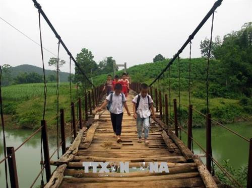 Cây cầu treo này đã xuống cấp nghiêm trọng, các dây cáp, lan can bằng sắt hoen rỉ, rệu rã, những tấm ván gỗ đã mục nát, gẫy rụng, chỉ trực chờ rơi xuống bất cứ lúc nào. Ảnh: Vũ Hà - TTXVN Cây cầu treo này đã xuống cấp nghiêm trọng, các dây cáp, lan can bằng sắt hoen rỉ, rệu rã, những tấm ván gỗ đã mục nát, gẫy rụng, chỉ trực chờ rơi xuống bất cứ lúc nào. Ảnh: Vũ Hà - TTXVN