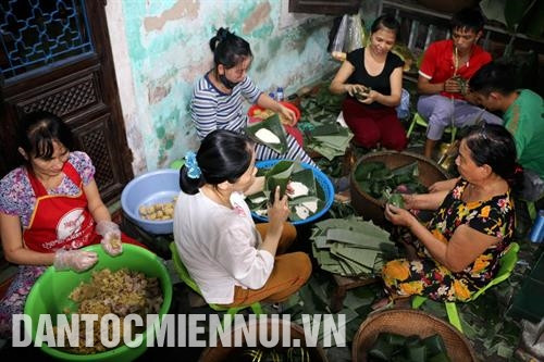 Người gói bánh chưng Nhật Lệ phải thành thạo và tỉ mỉ để tránh gói quá chặt hoặc quá lỏng làm ảnh hưởng đến thẩm mỹ cũng như chất lượng của bánh. Ảnh: Hồ Cầu Người gói bánh chưng Nhật Lệ phải thành thạo và tỉ mỉ để tránh gói quá chặt hoặc quá lỏng làm ảnh hưởng đến thẩm mỹ cũng như chất lượng của bánh. Ảnh: Hồ Cầu