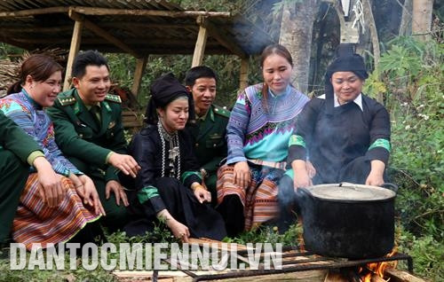 Các đảng viên mang quân hàm xanh xuống cơ sở đón Tết với bà con dân tộc thiểu số ở thôn Đội 3, xã Nàn Sán, huyện Si Ma Cai (Lào Cai). Ảnh: Quốc Khánh