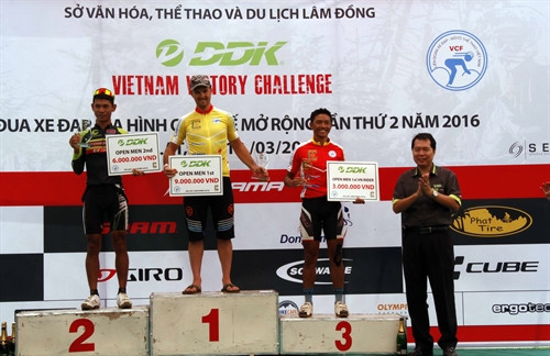 Ban tổ chức trao giải nhất, nhì, ba cho các nam vận động viên. Ảnh: Đặng Tuấn-TTXVN Ban tổ chức trao giải nhất, nhì, ba cho các nam vận động viên. Ảnh: Đặng Tuấn-TTXVN