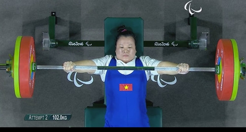 Trong ảnh (chụp qua truyền hình): Vận động viên Việt Nam Đặng Thị Linh Phượng thi đấu môn cử tạ nữ hạng cân dưới 50kg tại Paralympic Rio 2016. TTXVN phát