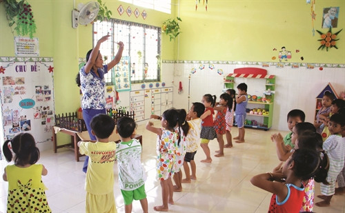 Chính sự gần gũi của cô Vinh Thị Cẩm Vân đã dần dần khích lệ gia đình các em quan tâm đến việc học hành của con trẻ Chính sự gần gũi của cô Vinh Thị Cẩm Vân đã dần dần khích lệ gia đình các em quan tâm đến việc học hành của con trẻ