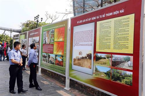 Người dân tham quan tìm hiểu về Di tích Quốc gia đặc biệt Thành Điện Hải qua các tư liệu trưng bày tại buổi lễ. Ảnh: Trần Lê Lâm - TTXVN Người dân tham quan tìm hiểu về Di tích Quốc gia đặc biệt Thành Điện Hải qua các tư liệu trưng bày tại buổi lễ. Ảnh: Trần Lê Lâm - TTXVN