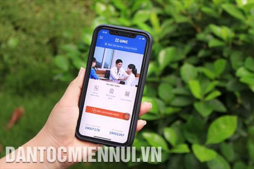 Người bệnh đăng ký khám bệnh tự động trên ki-ốt điện tử tại Bệnh viện Đại học Y dược Thành phố Hồ Chí Minh. Ảnh: Đinh Hằng Người bệnh đăng ký khám bệnh tự động trên ki-ốt điện tử tại Bệnh viện Đại học Y dược Thành phố Hồ Chí Minh. Ảnh: Đinh Hằng