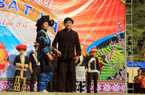 Trình diễn trang phục các dân tộc trong ngày diễn ra lễ hội. Đến với lễ hội, du khách còn được giới thiệu và mua những sản vật đặc trưng của địa phương. Mỗi gian hàng mở ra một không gian văn hóa, đời sống riêng của từng dân tộc. Trình diễn trang phục các dân tộc trong ngày diễn ra lễ hội. Đến với lễ hội, du khách còn được giới thiệu và mua những sản vật đặc trưng của địa phương. Mỗi gian hàng mở ra một không gian văn hóa, đời sống riêng của từng dân tộc.