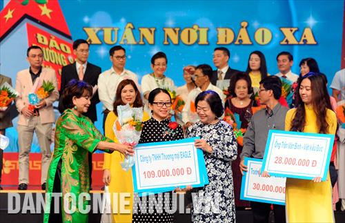 Các mạnh thường quân trao bảng tượng trưng hỗ trợ tiền cho đại diện câu lạc bộ “ Vì Hoàng Sa, Trường Sa thân yêu” tại chương trình