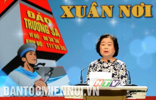 Bà Trương Mỹ Hoa, Chủ nhiệm Câu lạc bộ “Vì Hoàng Sa - Trường Sa thân yêu” phát biểu khai mạc chương trình “Xuân nơi đảo xa” lần 5