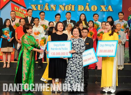 Các mạnh thường quân trao bảng tượng trưng hỗ trợ tiền cho đại diện câu lạc bộ “ Vì Hoàng Sa, Trường Sa thân yêu” tại chương trình