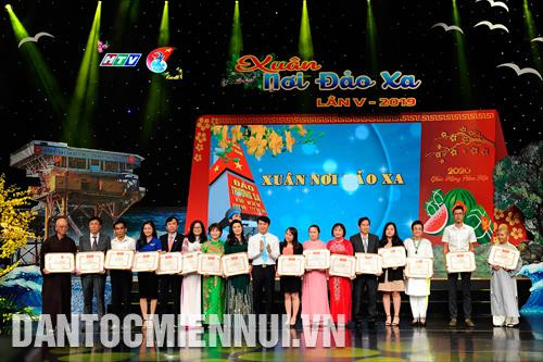 Bí thư Trung ương Đoàn Nguyễn Ngọc Lương trao bằng khen của Trung ương Đoàn TNCS Hồ Chí Minh cho các tập thể, cá nhân có nhiều đóng góp tích cực cho CLB “Vì Hoàng Sa, Trường Sa thân yêu" .