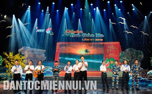 Tiết mục văn nghệ do các chiến sỹ hải quân biểu diễn