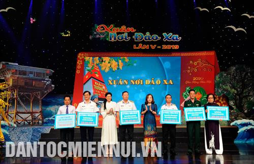 Ban tổ chức trao bảng tượng trưng hỗ trợ quà Tết 2020 cho đại diện các chiến sỹ và nhân dân huyện đảo Trường Sa tại chương trình