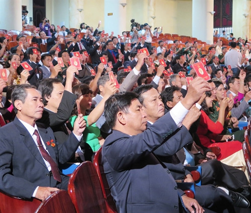 Các đại biểu thông qua Nghị quyết Đại hội Đảng bộ tỉnh Khánh Hòa nhiệm kỳ 2015 -2020. Ảnh: TTXVN Các đại biểu thông qua Nghị quyết Đại hội Đảng bộ tỉnh Khánh Hòa nhiệm kỳ 2015 -2020. Ảnh: TTXVN