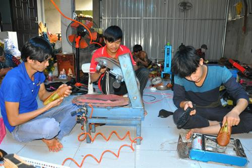 Công nhân làm việc tại cơ sở đóng giày Phan Đức Nguồn ảnh: baobariavungtau.com.vn Công nhân làm việc tại cơ sở đóng giày Phan Đức Nguồn ảnh: baobariavungtau.com.vn