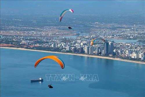 Vận động viên xuất phát lượn dù tại bãi bay trên bán đảo Sơn Trà (Đà Nẵng). Ảnh: Trần Lê Lâm - TTXVN Các vận động viên biểu diễn lượn dù sau khi xuất phát. Ảnh: Trần Lê Lâm - TTXVN Vận động viên nữ xuất phát lượn dù tại bãi bay trên bán đảo Sơn Trà (Đà Nẵng). Ảnh: Trần Lê Lâm - TTXVN Các vận động viên biểu diễn lượn dù sau khi xuất phát. Ảnh: Trần Lê Lâm - TTXVN Tham giai giải có 80 vận động viên nam, nữ đến các câu lạc bộ dù lượn của các tỉnh, thành phố trong cả nước và đoàn dù lượn của Lào. Vận động viên xuất phát lượn dù tại bãi bay trên bán đảo Sơn Trà (Đà Nẵng). Ảnh: Trần Lê Lâm - TTXVN Các vận động viên biểu diễn lượn dù sau khi xuất phát. Ảnh: Trần Lê Lâm - TTXVN Vận động viên nữ xuất phát lượn dù tại bãi bay trên bán đảo Sơn Trà (Đà Nẵng). Ảnh: Trần Lê Lâm - TTXVN Các vận động viên biểu diễn lượn dù sau khi xuất phát. Ảnh: Trần Lê Lâm - TTXVN Tham giai giải có 80 vận động viên nam, nữ đến các câu lạc bộ dù lượn của các tỉnh, thành phố trong cả nước và đoàn dù lượn của Lào.