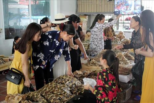 Khách hàng đến mua sản phẩm tại cửa hàng buôn bán mực khô, nước mắm Sầm Sơn của ông Hoàng Thăng Minh, đường Nguyễn Thị Lợi, phường Trung Sơn. Ảnh: Nguyễn Nam-TTXVN Khách hàng đến mua sản phẩm tại cửa hàng buôn bán mực khô, nước mắm Sầm Sơn của ông Hoàng Thăng Minh, đường Nguyễn Thị Lợi, phường Trung Sơn. Ảnh: Nguyễn Nam-TTXVN