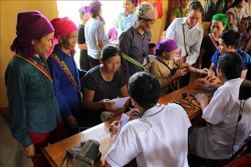 Y bác sỹ tình nguyện khám, tư vấn và cấp phát thuốc miễn phí cho đồng bào dân tộc. Ảnh: Diệp Anh - TTXVN Y bác sỹ tình nguyện khám, tư vấn và cấp phát thuốc miễn phí cho đồng bào dân tộc. Ảnh: Diệp Anh - TTXVN